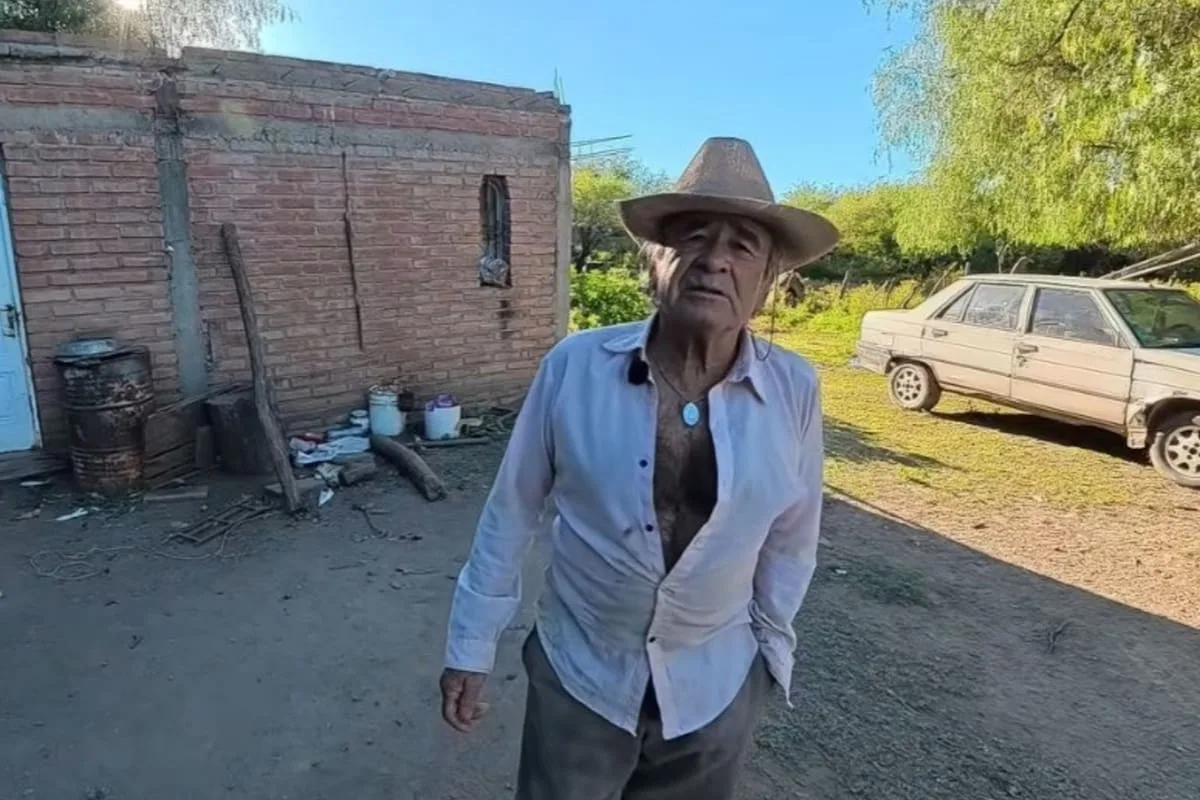 A los 67 años, vive solo en el corazón del monte cordobés y produce sus propios alimentos
