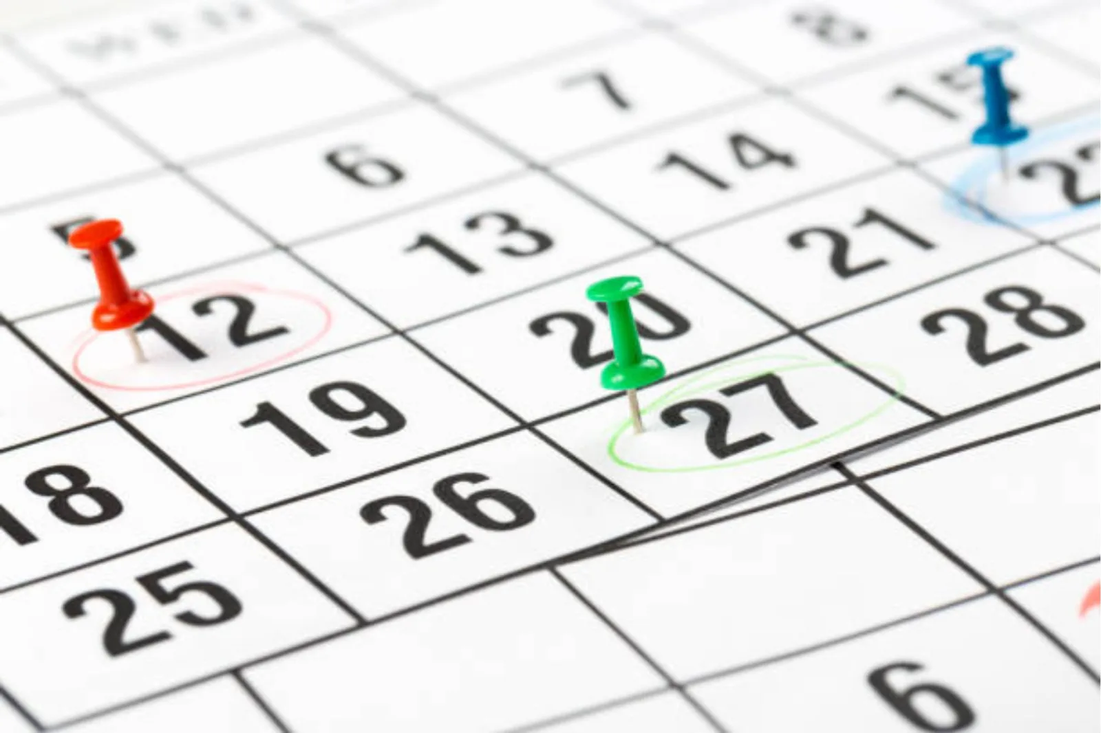 Calendario abierto en la fecha 13 de julio con elementos de rock, fútbol y Maradona