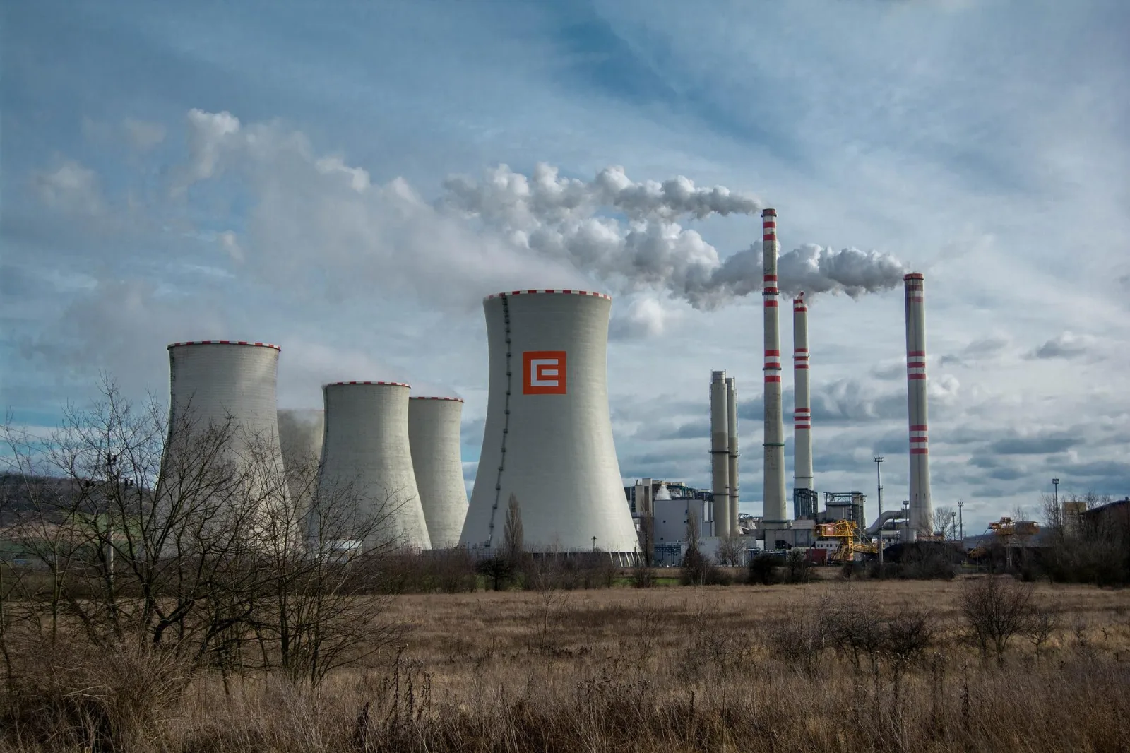Los desafíos de la gestión de la contaminación del aire en las ciudades y su impacto en la salud pública y el medio ambiente.