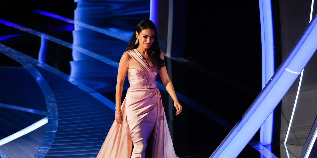 Mila Kunis y el arte de desafiar las alfombras rojas sin perder la sobriedad